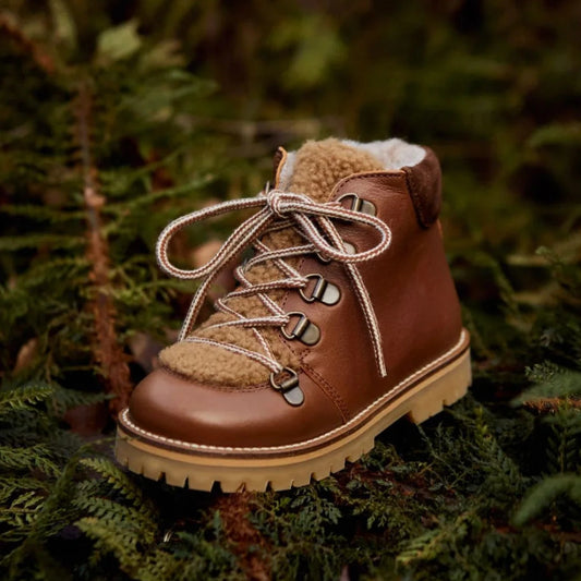 Petit Nord Classic Winter Boot in Hazelnut mit Fellfutter und gestreiften Schnürsenkeln auf Farn