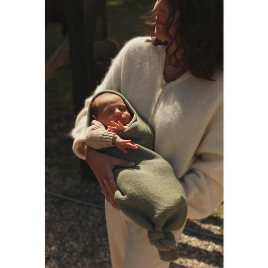 Neugeborenes Baby in grüner Cocoon Babydecke Artischocke, sanft gehalten