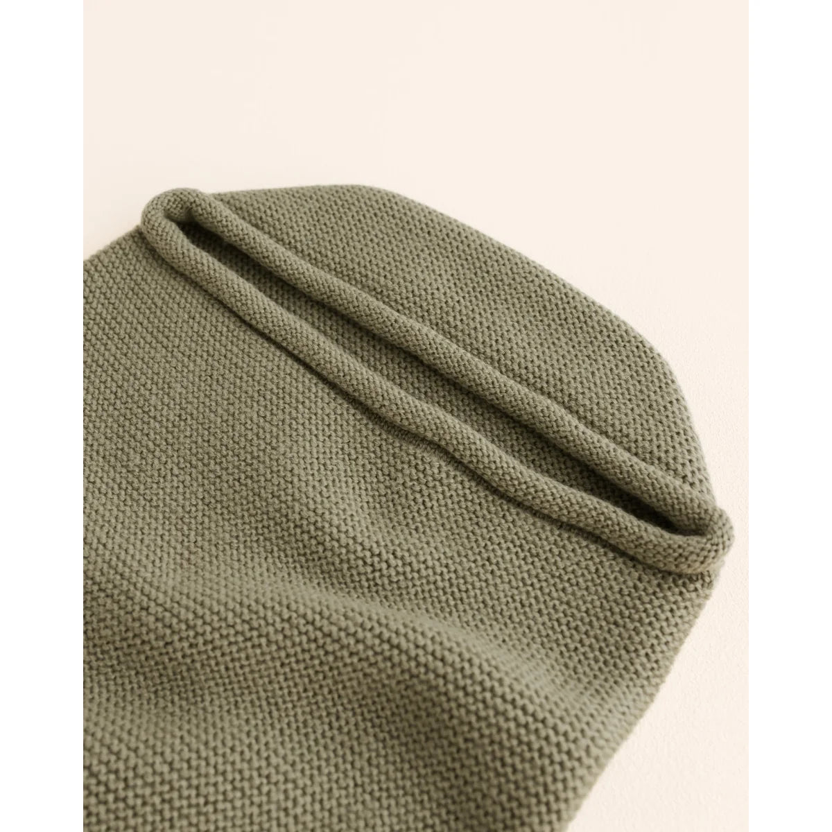 Olivegrüner gestrickter Beanie-Hut passend zur Cocoon Babydecke Artischocke
