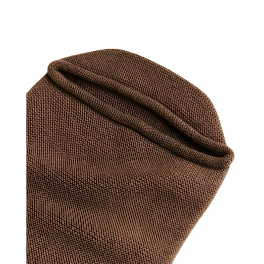Braune Stricksocke mit sichtbarem Textilgewebe, passend zur Cocoon Babydecke Mocha