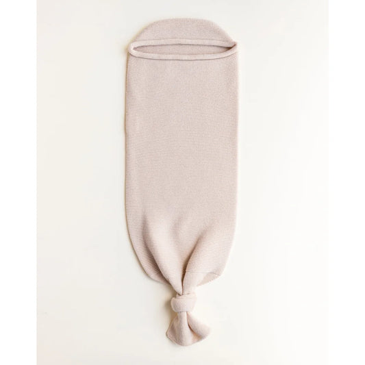Pale pink gestrickte Babymütze mit Knoten für Cocoon Babydecke Oat