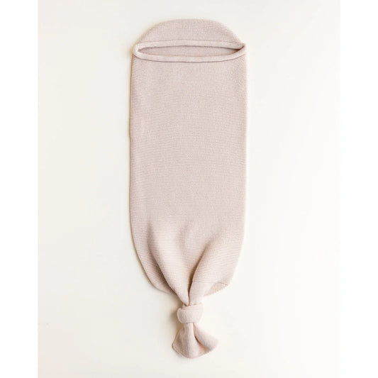 Pale pink gestrickte Babymütze mit Knoten für Cocoon Babydecke Oat