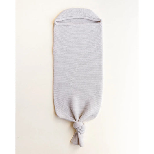 Grau gestreifte Babydecke mit Knotenboden, ideal für gemütlichen Schlaf