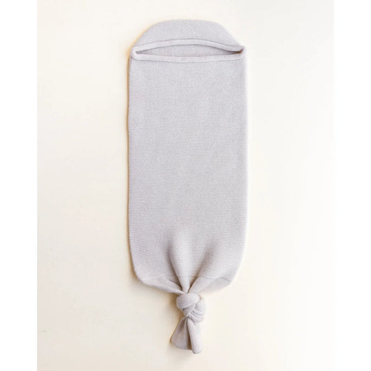 Grau gestreifte Babydecke mit Knotenboden, ideal für gemütlichen Schlaf