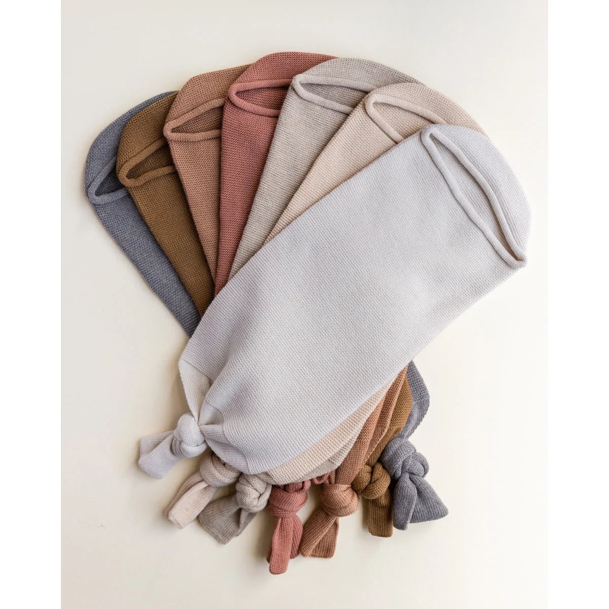 Kollektionsaufnahme von geknoteten Stoffkopfbändern in sanften Farben