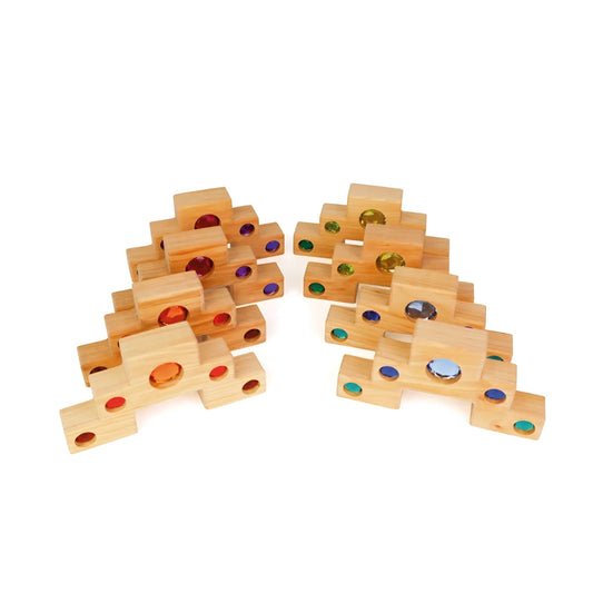 Set aus natürlichen holzbausteinen mit bunten, durchscheinenden edelstein-einsätzen in leuchtender treppenform