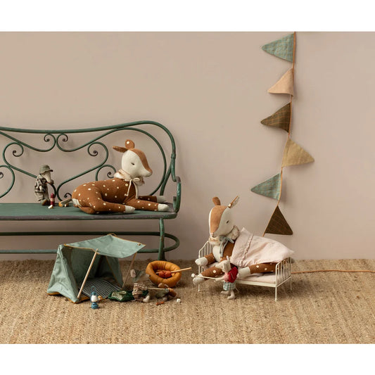 Dekorativer Metallbank mit verspielten Stofftieren und Spielzeugen um Cosy Bambi | weiss