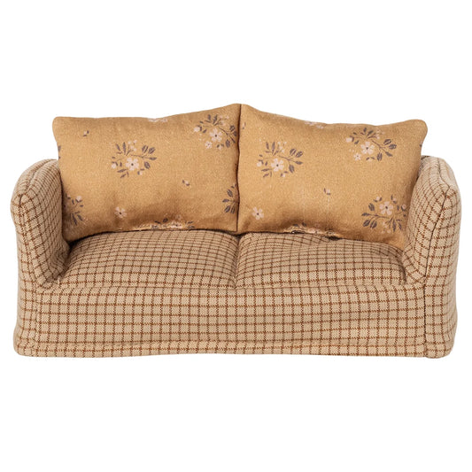 Tartan Couch Maus Mable mit floralen Kissen für stilvolles Wohnzimmerambiente