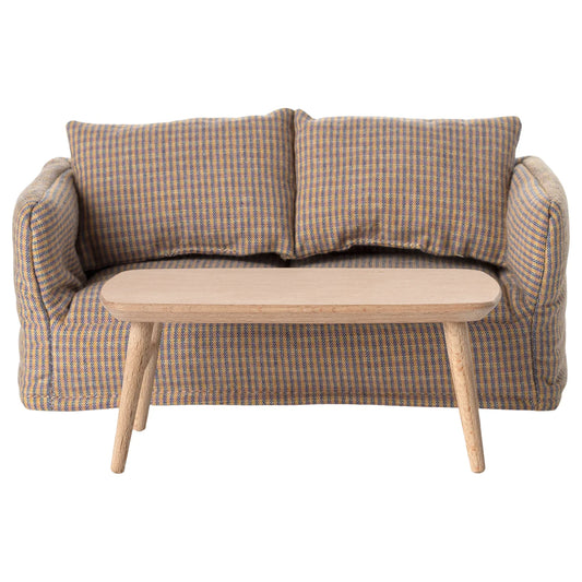 Zweisitziges Sofa mit zwei Rückenpolstern und hellem Holz-Couchtisch Natur