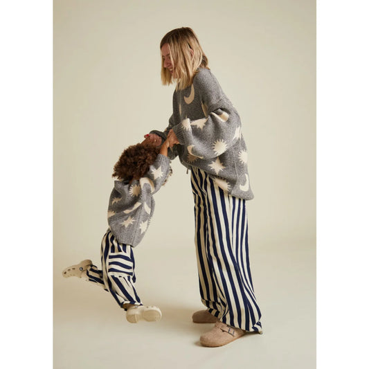 Grauer Strickpullover Cozmo Midnight Moon Star mit weißen Stern- und Mondmustern