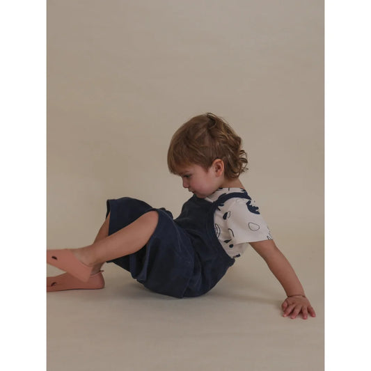 Kind im navy Overall, präsentiert als Cropped Dungarees Latzhose aus Navy Terry
