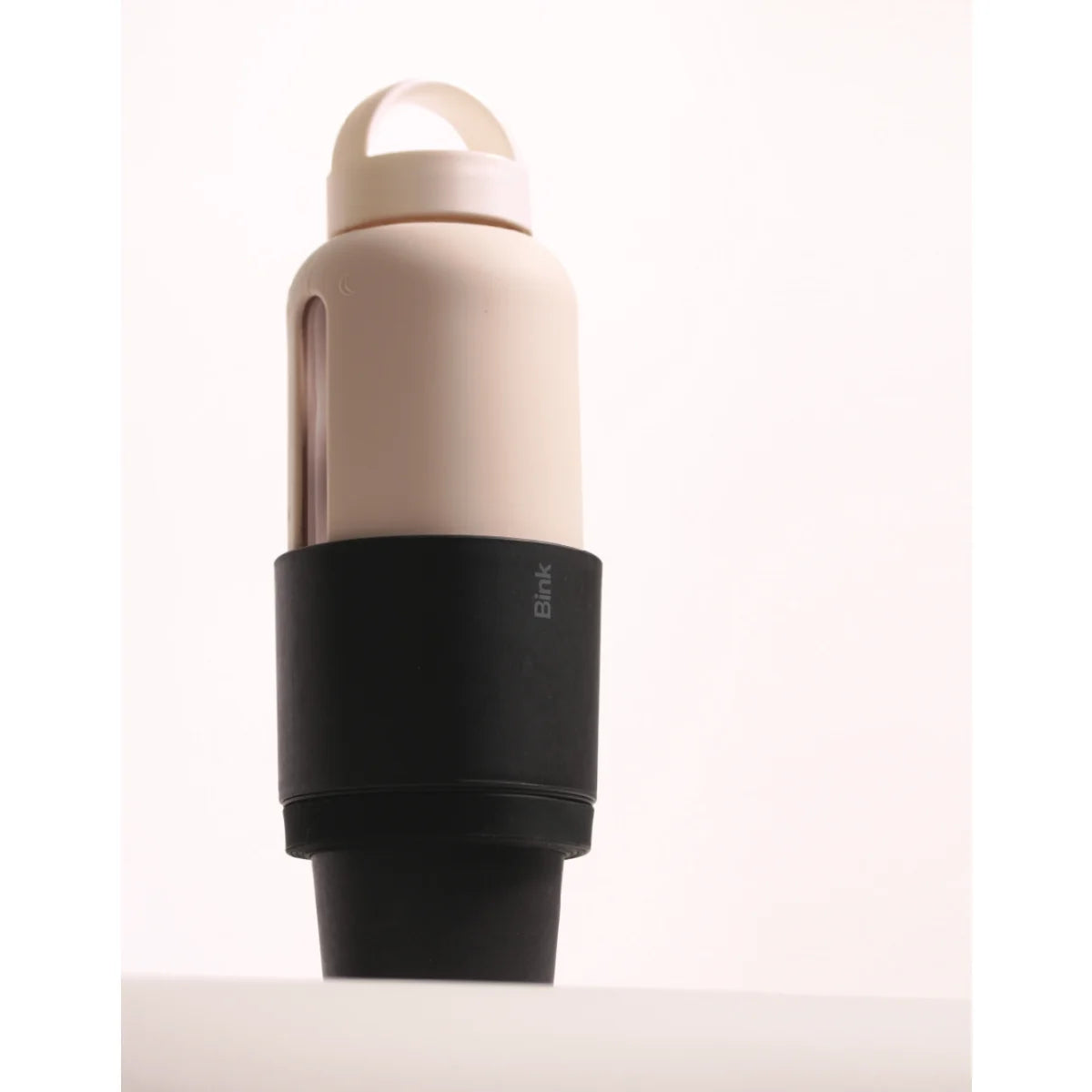 Schwarz-weißer zylindrischer Taschenlampe mit abgerundetem Kopf neben Becherhalteradapter