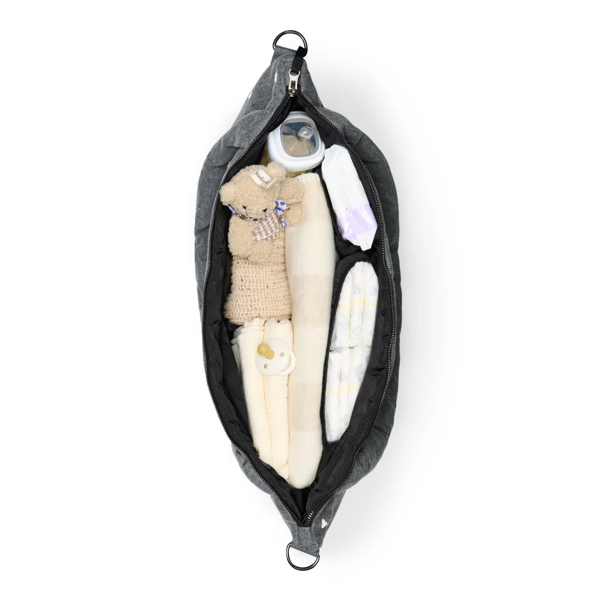 Offene dunkelgraue Windeltasche mit Babyutensilien aus der Denim Diaper Bag Grey Hearts