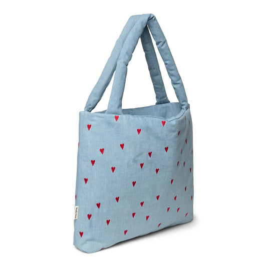 Hellblaue Tragetasche mit roten Herzen aus der Kollektion Denim Mom Bag Hearts