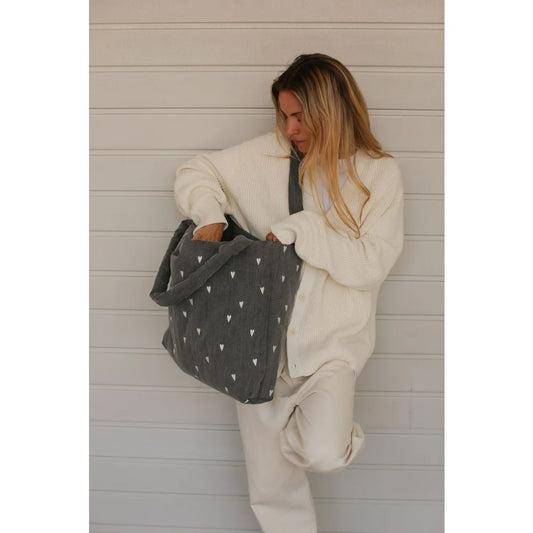 Dunkelgraue gesteppte Tote-Tasche mit weißen Herzmustern aus dem Produkt Denim Mom Bag Grey Hearts
