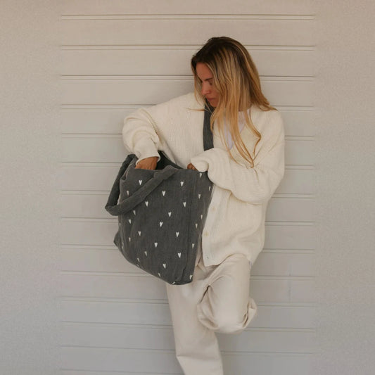 Dunkelgraue, gesteppte Studio Noos Denim Mom Bag in Grey Hearts mit weissen Herzen