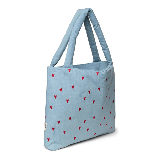 Hellblaue Tragetasche mit roten Herzen aus der Kollektion Denim Mom Bag Hearts
