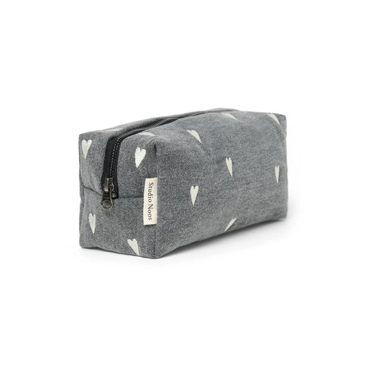 Graues Stoffstiftemäppchen mit weißen Herzmustern und schwarzem Reißverschluss