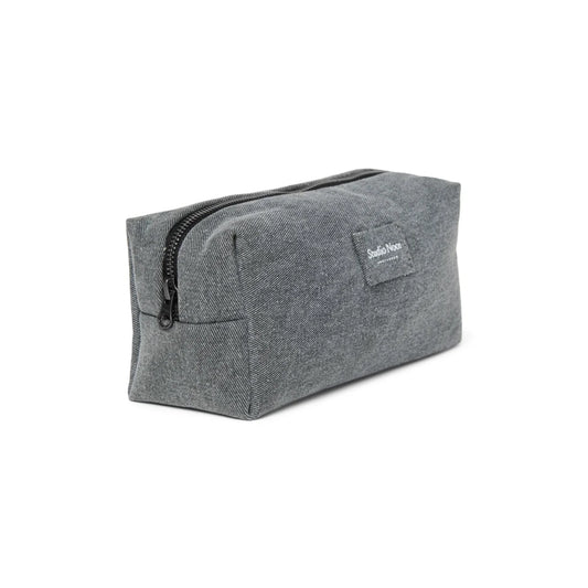 Graue rechteckige Stofftasche mit schwarzem Reißverschluss und Label, Denim Necessaire