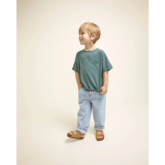 Mädchen in teal Shirt und hellblauen Denim Jeans, twill Mädchenhose