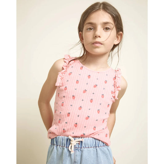 Rosa Rippenspitzen-Top mit Erdbeeren und Rüschen zu taupe Mädchenhosen