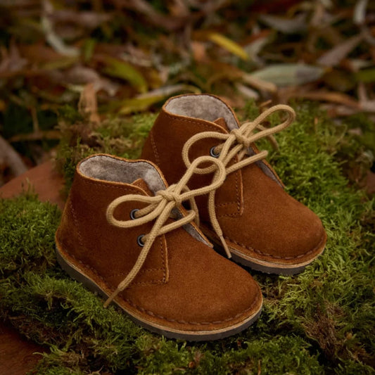 Braune Wildleder-Babystiefel mit hellen Schnürsenkeln für den Desert Winter Boot Chestnut