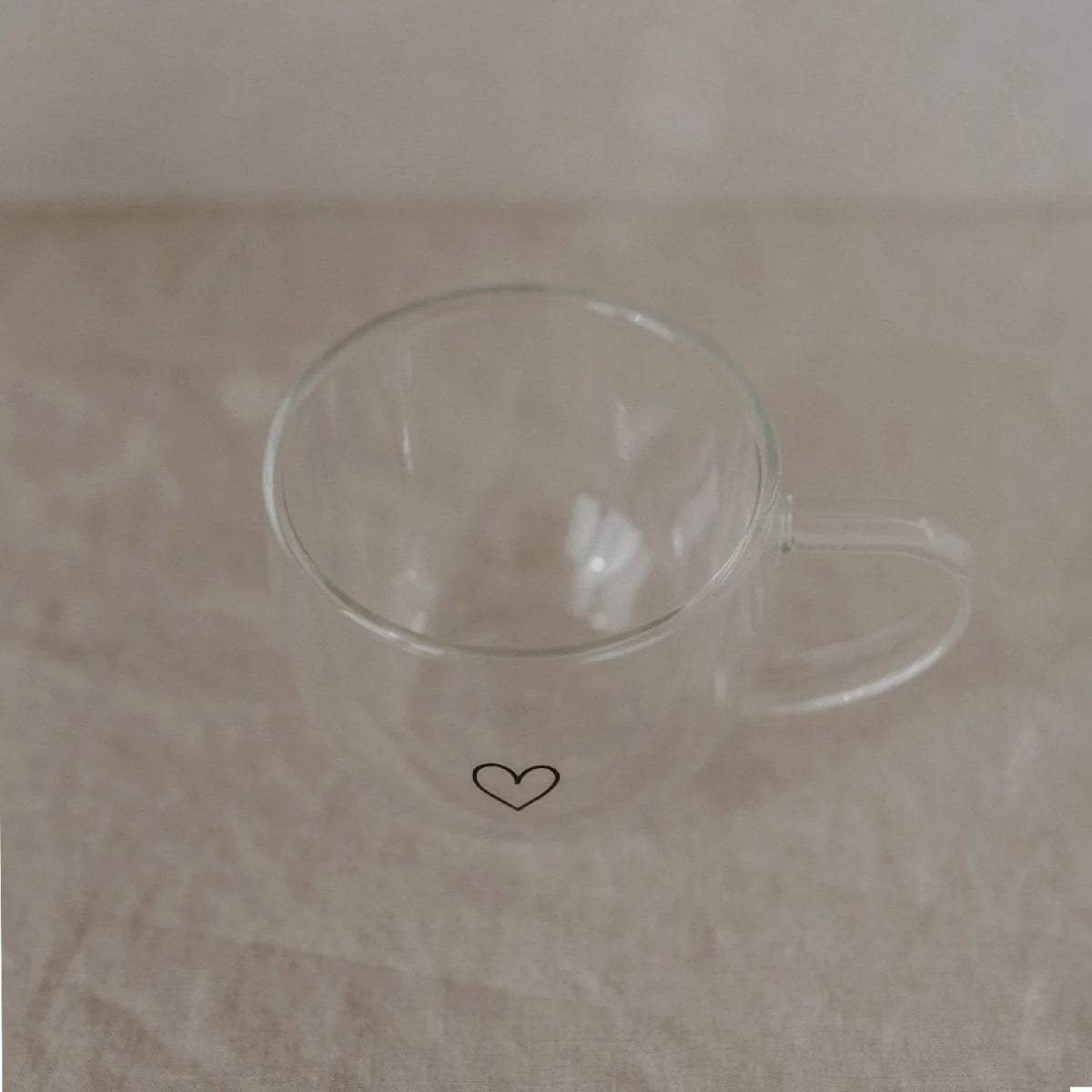 Doppelwandige Glastasse Herz 250ml mit schwarzem Herz-Design