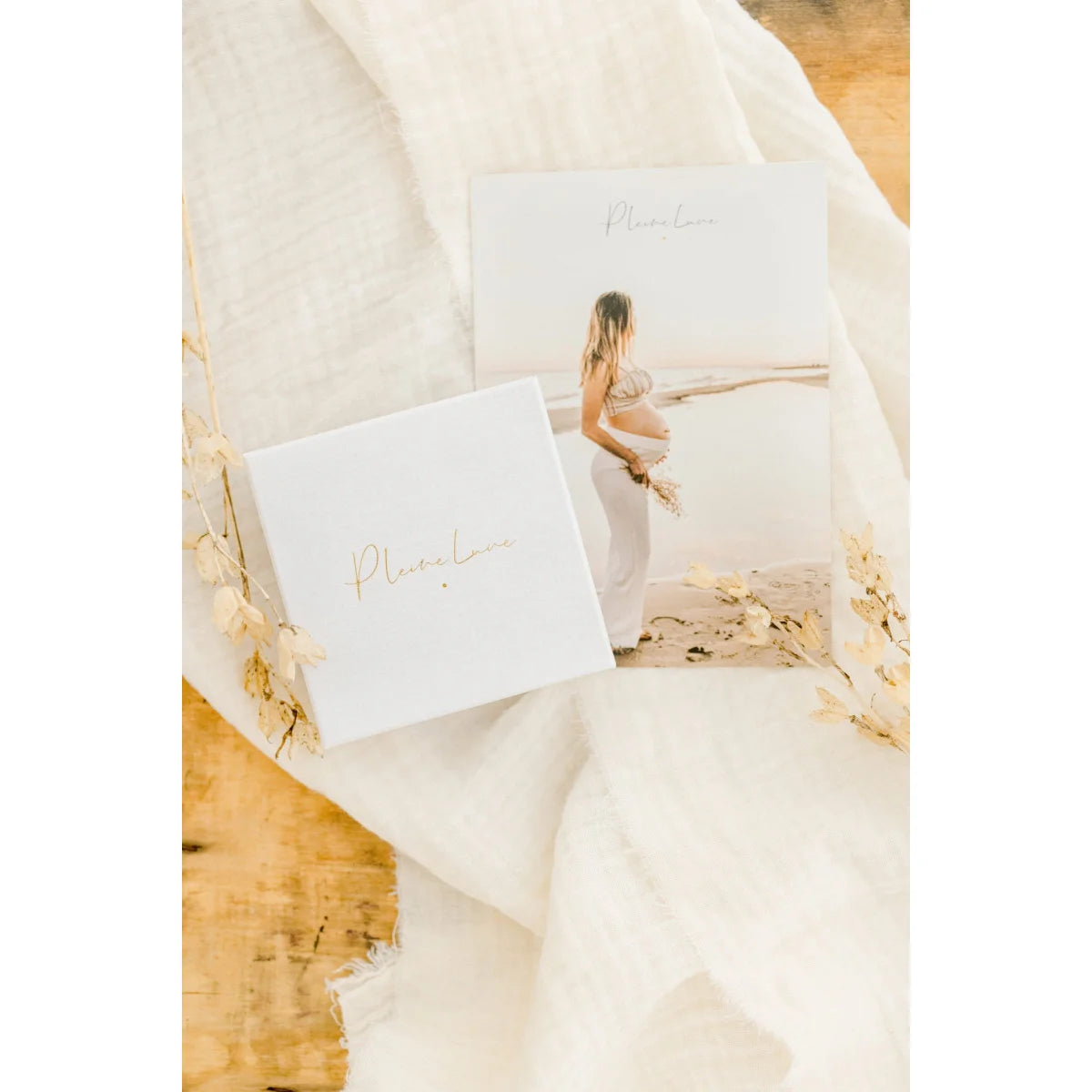 Elegante weiße Klappkarte mit goldenen Akzenten und Kalligraphie für DROP Schwangerschaftsbola