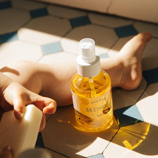 Klare Flasche mit gelbem Trockenöl und weißem Sprühkopf, 150ml