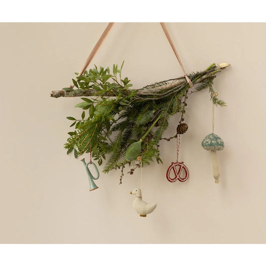 Dekorativer Wandbehang aus Grün mit hängenden kleinen Ornamenten, Duck Christmas Anhänger