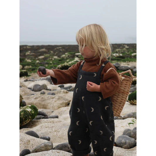 Kinderdungarees mit Mondmuster in Charcoal Midnight für stilvolle Outfits