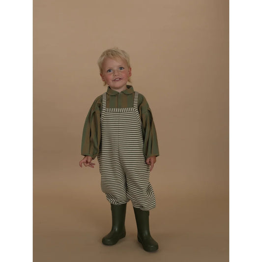 Kinder-Overall mit grünen Streifen, langärmliges Shirt und passenden Gummistiefeln