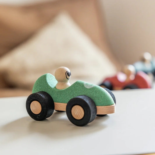 Grünes Holzspielzeug-Rennauto E-Cork Racer Fahrzeug in ansprechendem Design