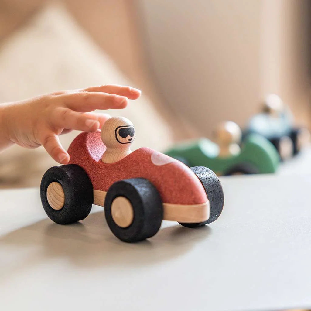 Holzspielzeugauto E-Cork Racer Fahrzeug in pink mit schwarzen Rädern