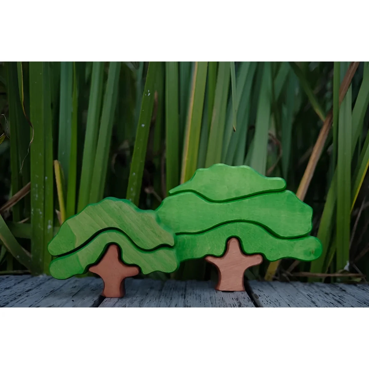 Zwei kleine Holzspielbäume mit grünen Kronen und braunen Stämmen im Produkt Eiche klein