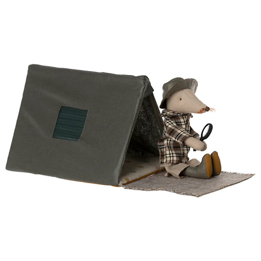 Plüschmaus-Spielzeug im karierten Outfit, sitzend neben einem Einzelzelt