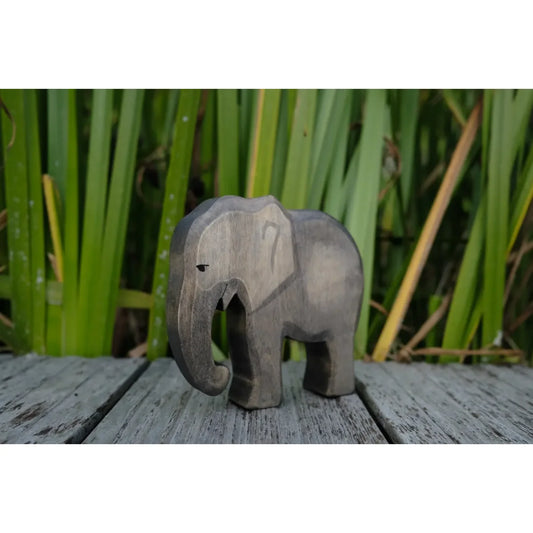 Handgeschnitzte Elefantenfigurine aus Holz mit dunklem, verwittertem Finish