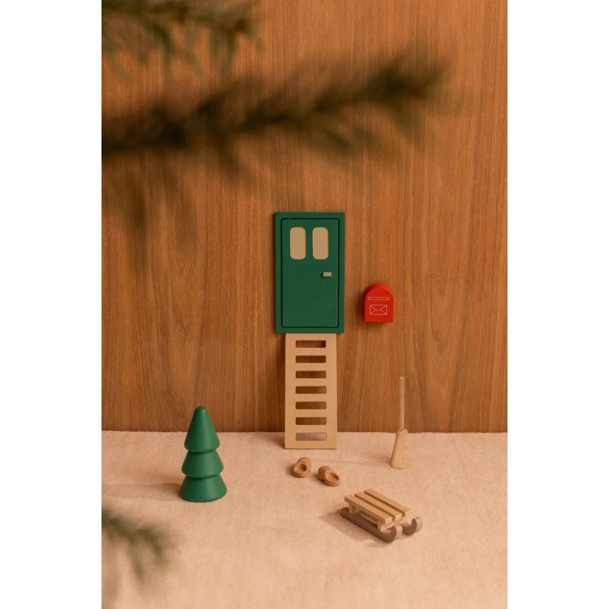 Grüne Elfen-Tür Lena mit Fenstern und Griff an Leiter montiert