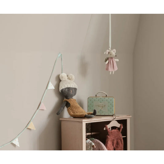 Holzschrank mit dekorativer Puppe und altem Koffer für Engelsmaus im Koffer Kleine Schwester