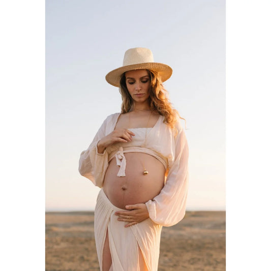 Schwangere mit EQUILIBRE Schwangerschaftsbola Mondstein Gold, volle lune, vorgeburtliche Bindung