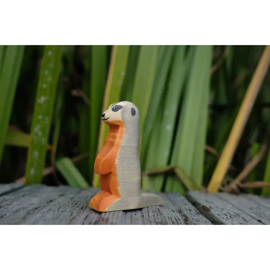 Holzmeeräffchen Figurine mit grauem Körper und orangefarbenem Brustbereich