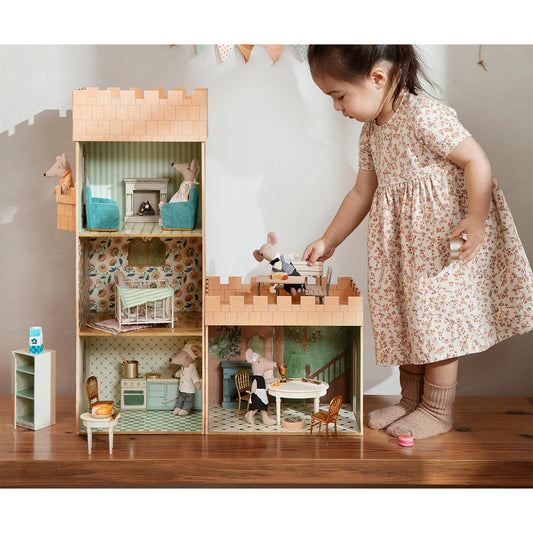 Holzpuppenhaus mit mehreren Räumen und Miniaturmöbeln im Esstisch Maus Design