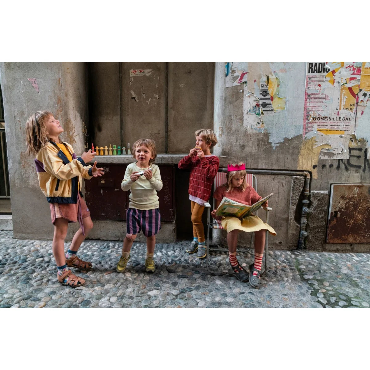 Gelbes und rotes Karohemd Fancy Nins mit hochgekrempelten Ärmeln