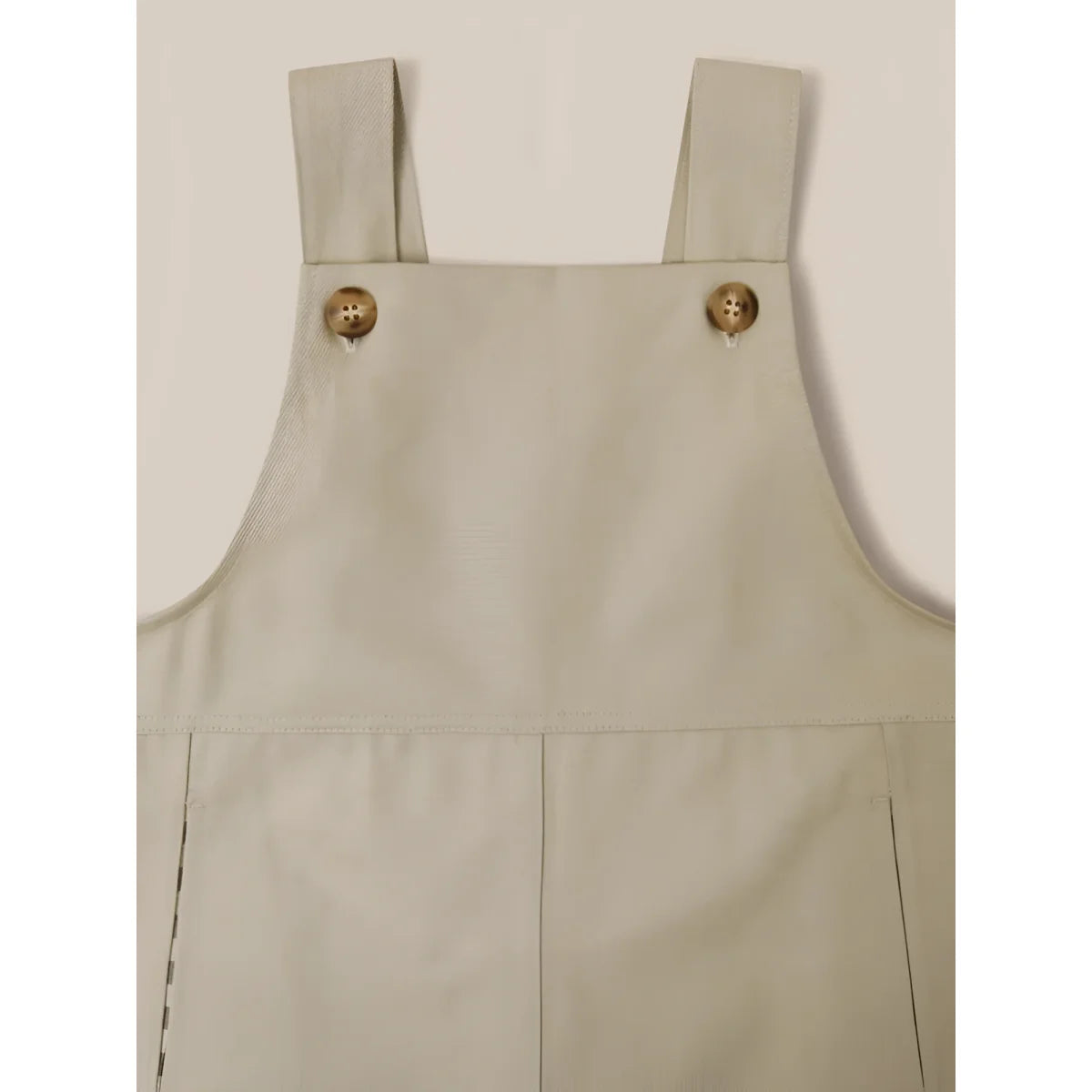 Beige Latzhose von Seasalt mit dekorativen goldenen Knöpfen an den Trägern