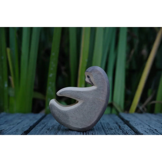 Glattes hellgraues Faultier-Figur aus Holz mit einfachem Gesicht