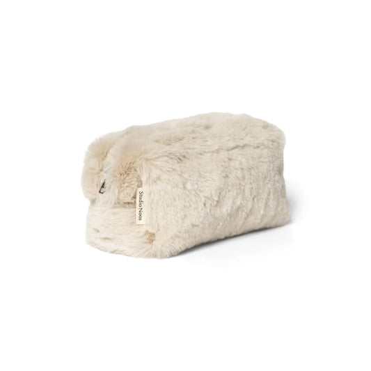 Fluffige, cremefarbene Kosmetiktasche mit Reißverschluss für neutrale Aufbewahrung