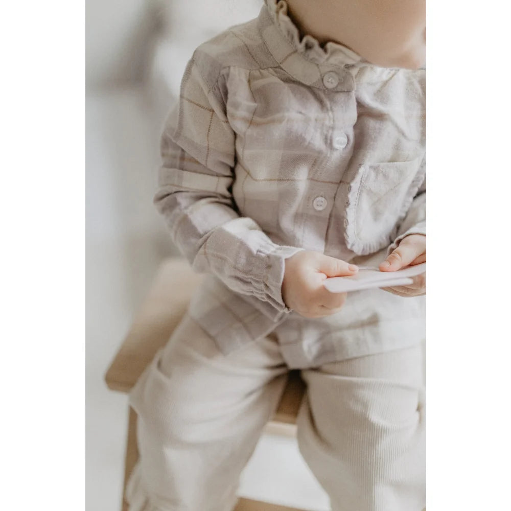 Kinderplüschhemd mit Rüschenkollern und passender Cordhose in Beige und Lavendel