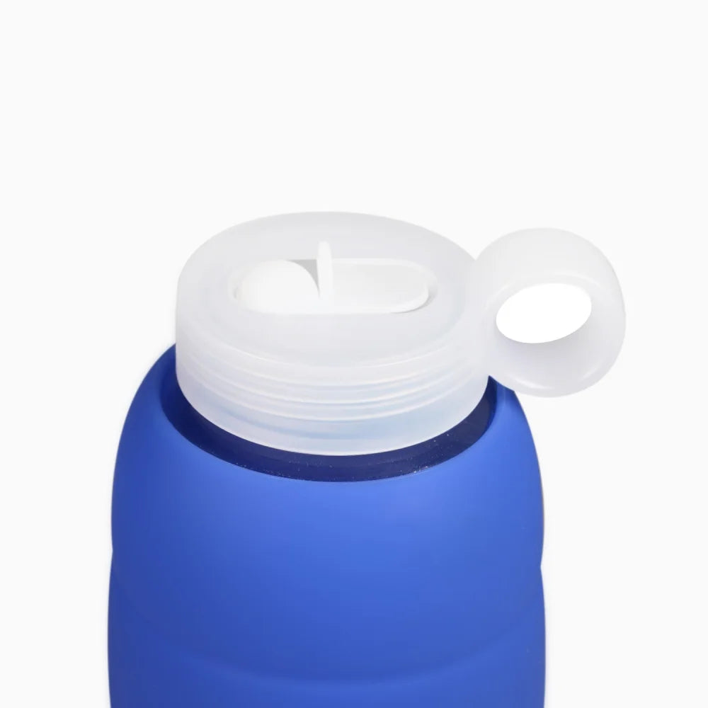 Blaue Wasserflasche mit weißem Deckel, Teil des Flip Cap Mini Bottle und Day Bottle Systems
