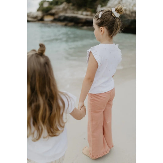 Frill Sleeve Top Hearts: Mädchen im Strandoutfit mit viel Bewegungsfreiheit