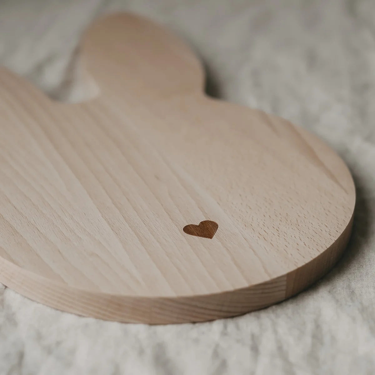 Helles Holzbretthase mit Herzgravur, Frühstücksbrett Hase